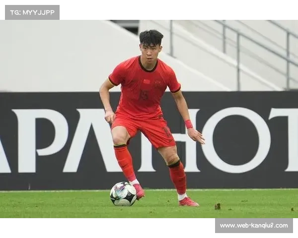 国足抵达迪拜开启新年首期集训，塞尔吉尼奥归队王上源伤退。